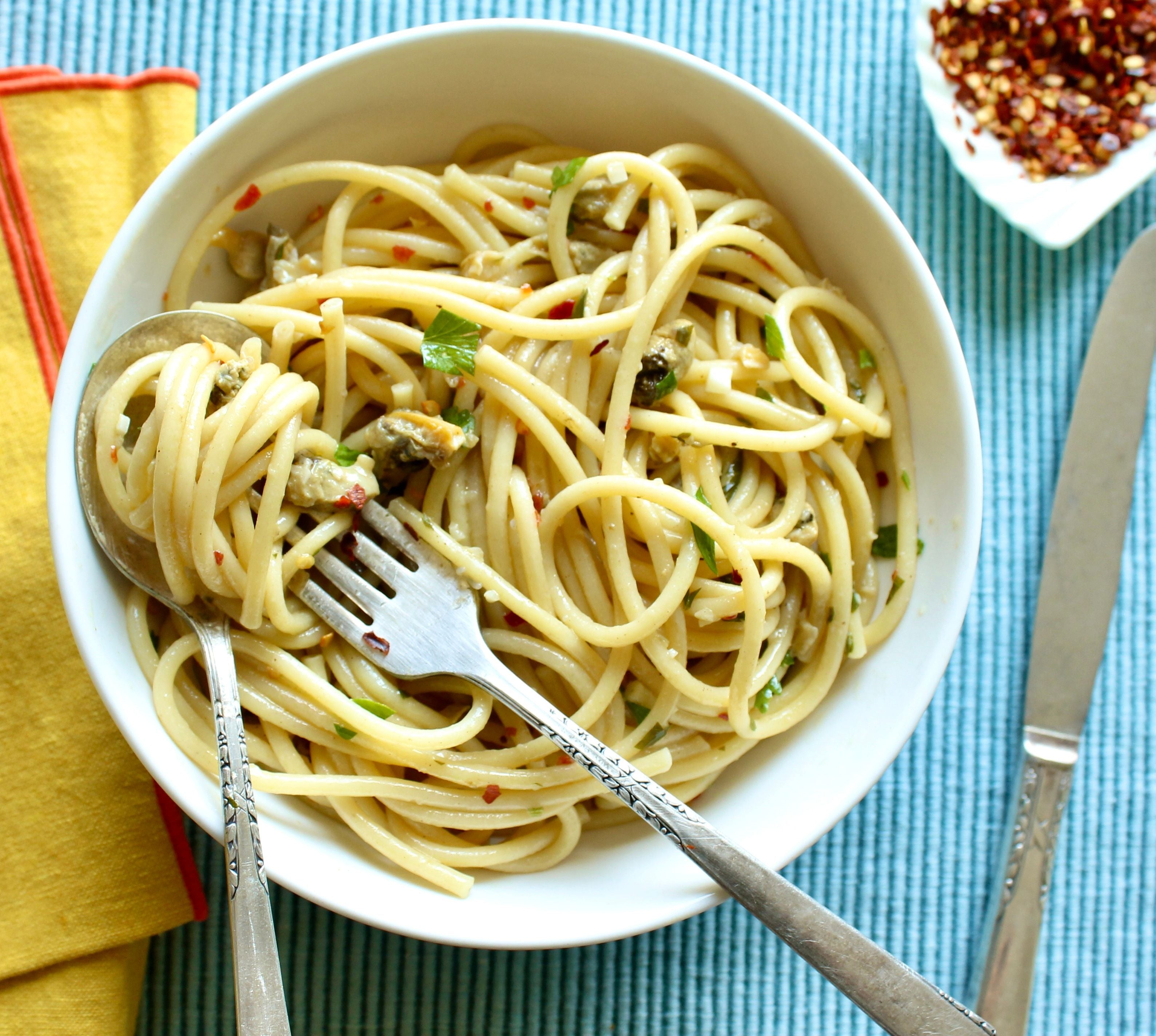 003358_linguine_with_white_clam_sauce_with_fork_gp.jpg