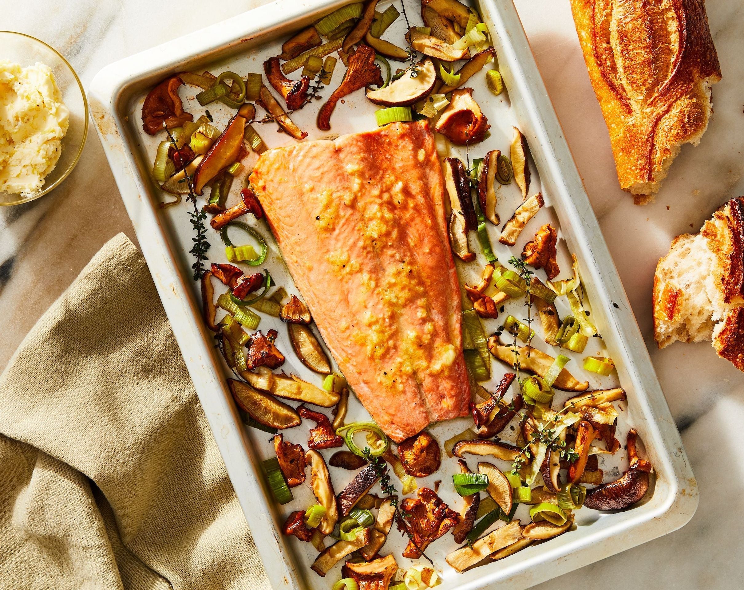 des0011133_sheet_pan_salmon__hrooms_and_leeks_3x2_117__2_6c6df74a-3288-4d6a-843b-2f60e7ed9ed5.jpg